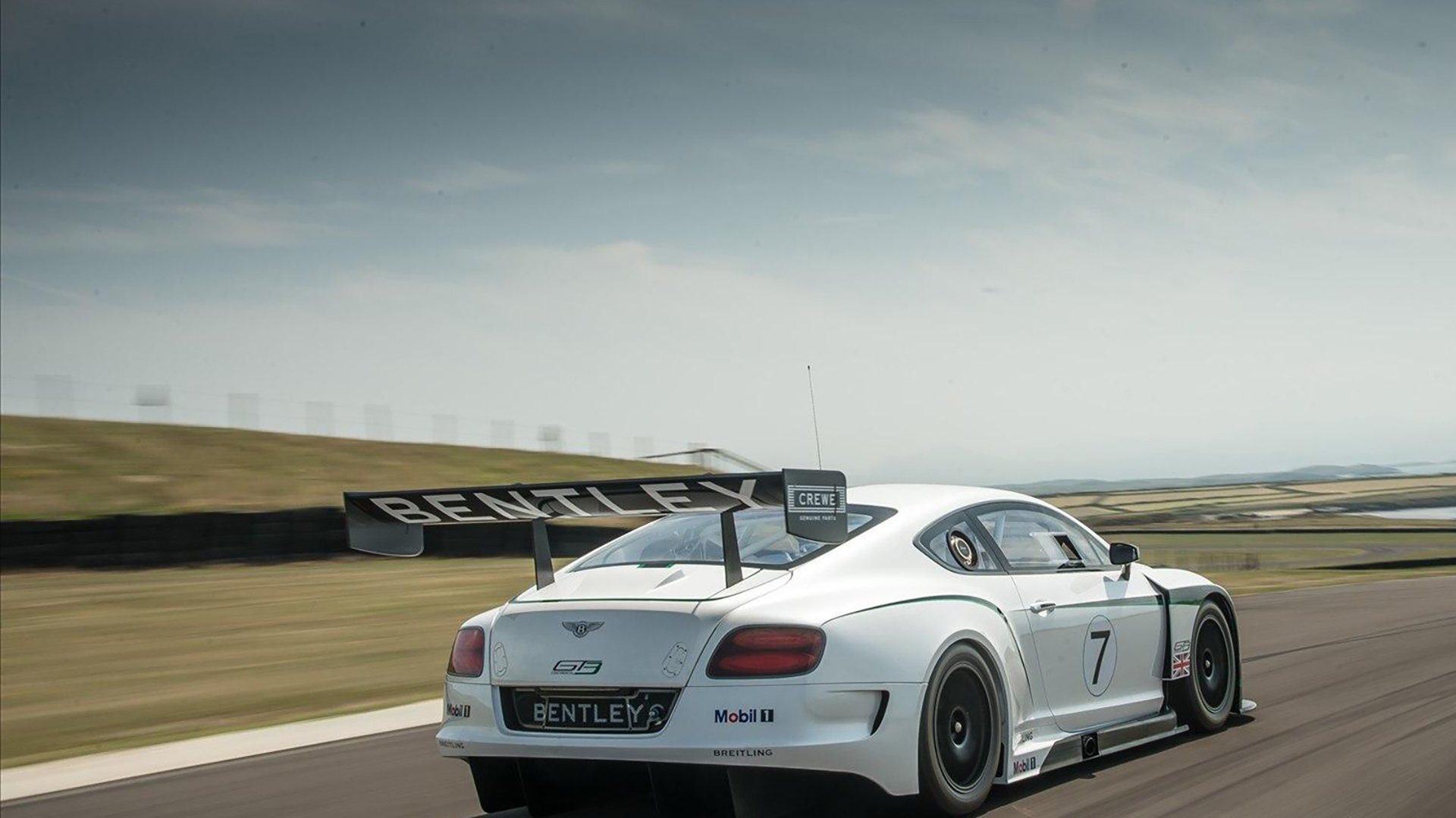 开云中国大陆-女子百米大战 美国新星跑出世界第一成绩，美国女子百米运动员